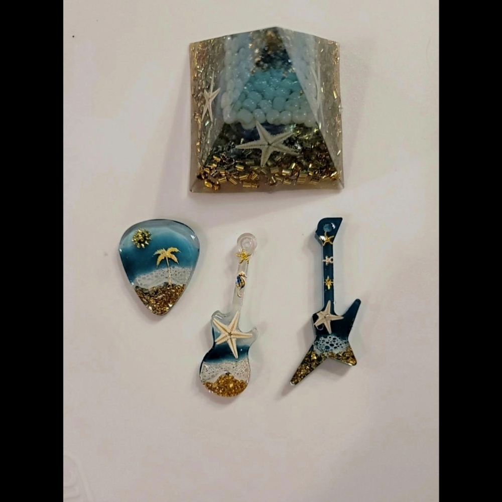 Beach-Themed Resin Guitar Charms Set With Guitar Pick And Pyramid